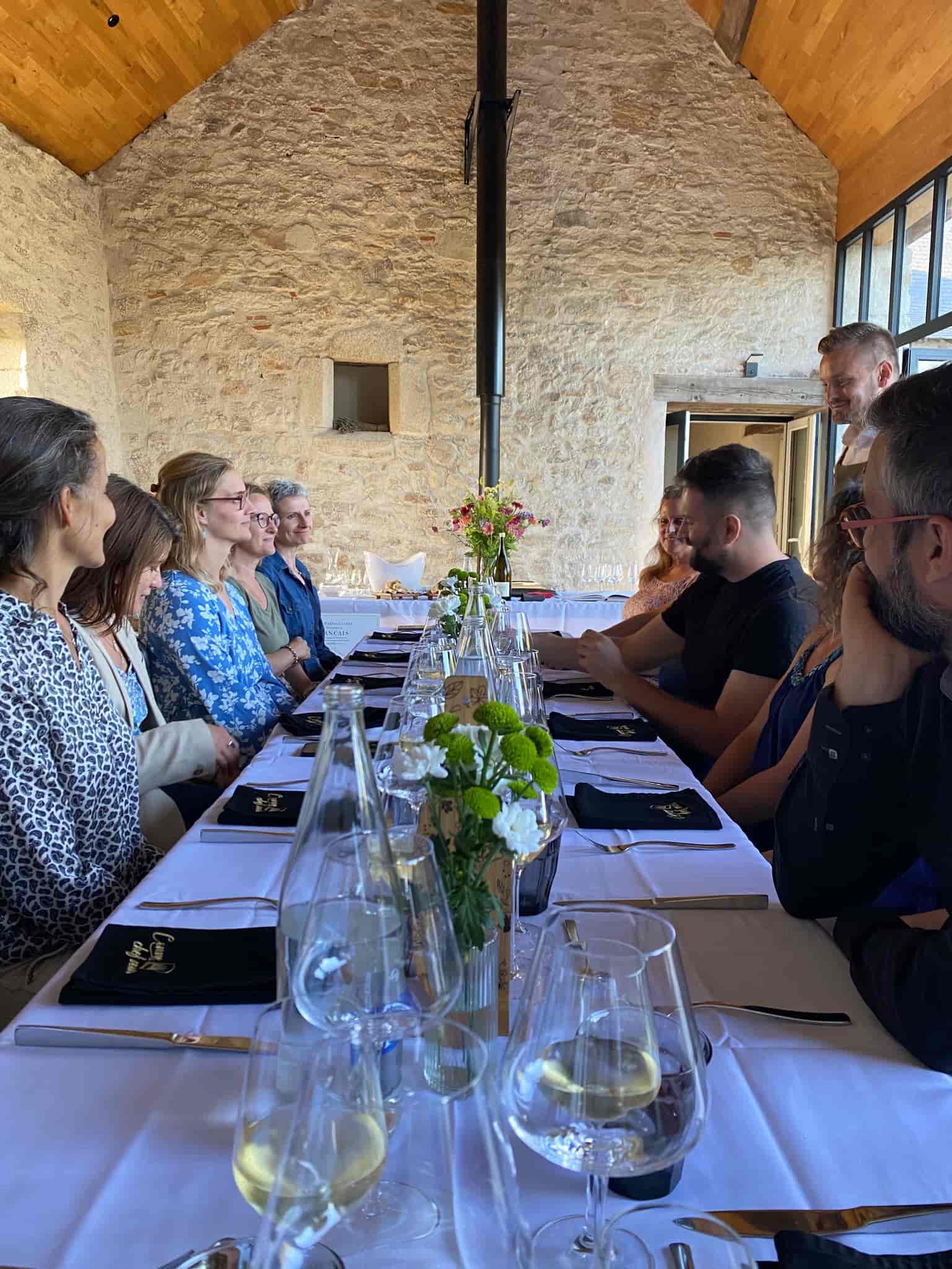 Événement de fin d'année en entreprise : séminaire bilan, repas de Noël ou soirée d'équipe : comment bien choisir ?