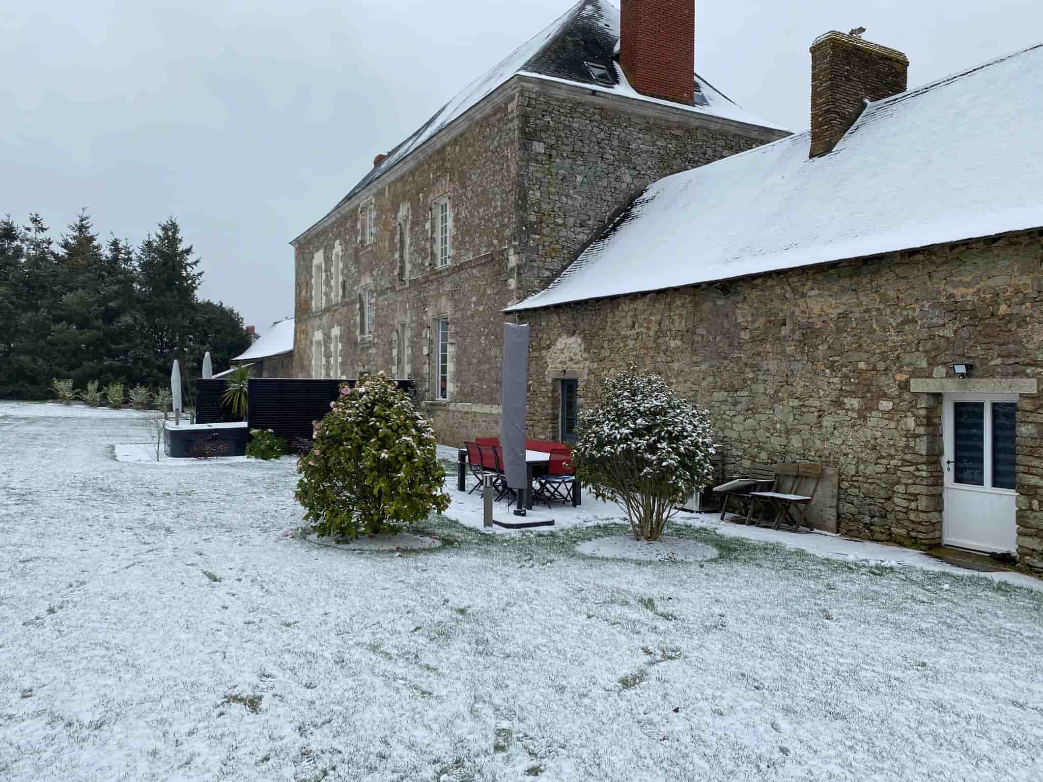 Événement de fin d'année en entreprise : séminaire bilan, repas de Noël ou soirée d'équipe : comment bien choisir ?